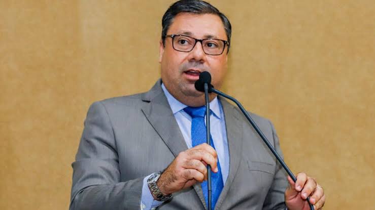 Penalva critica falta de água em Praia do Forte