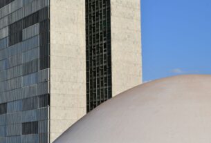 Congresso define sucessão em meio à crise entre poderes