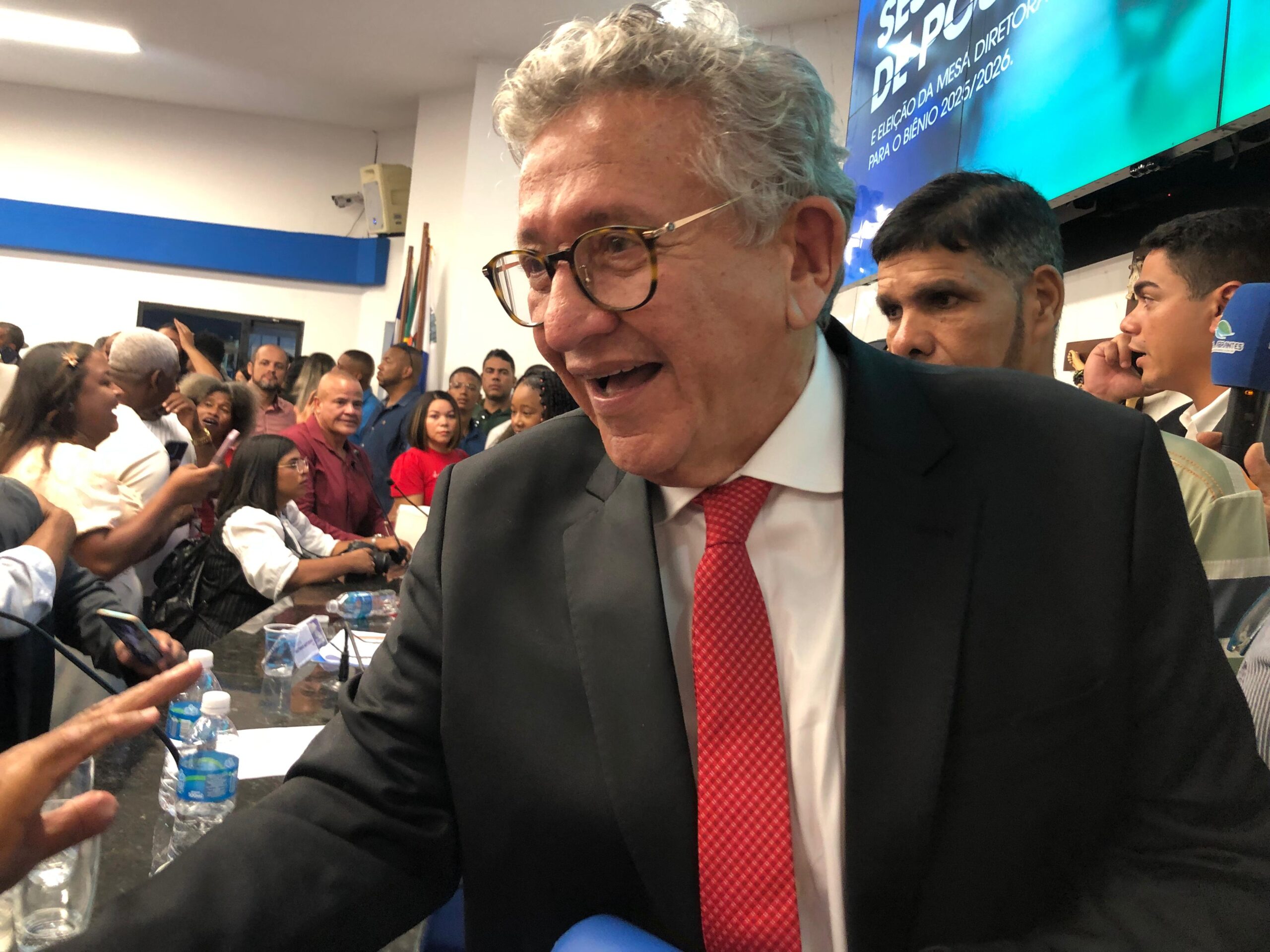 “Democracia é assim, você tem que saber viver com o contraditório”, diz Caetano