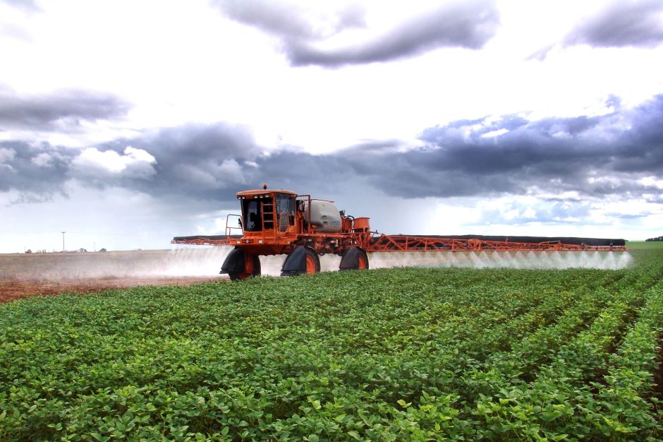 Liberação de agrotóxicos bate recorde em 2024
