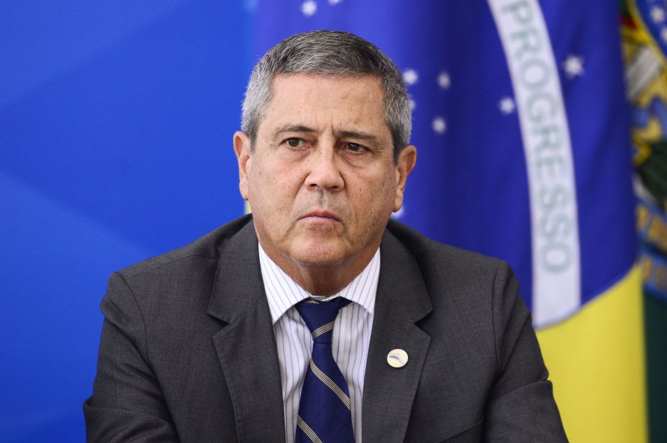 Moraes rejeita pedido da defesa de Braga Netto por acesso a documentos