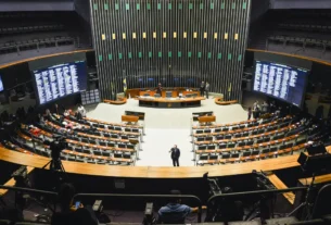 Para atender STF, Câmara avalia aumentar número de deputados
