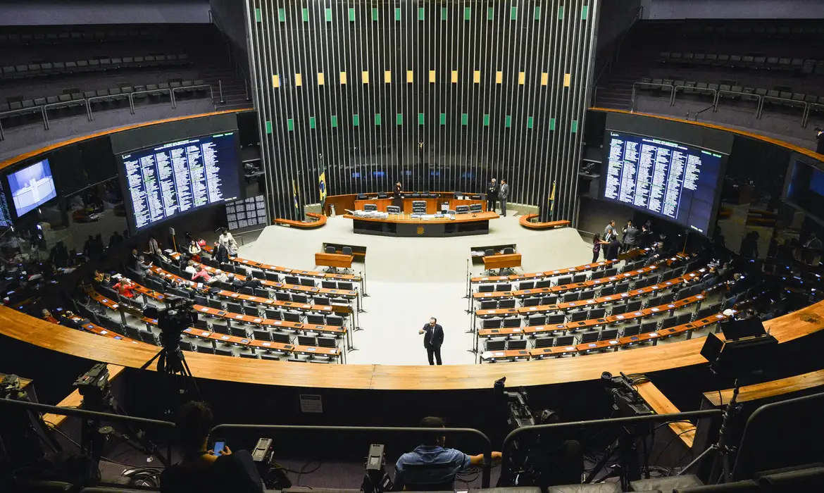 Para atender STF, Câmara avalia aumentar número de deputados