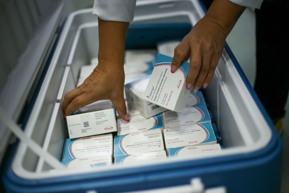 Saúde pode ampliar faixa etária para vacinação contra dengue em 2025