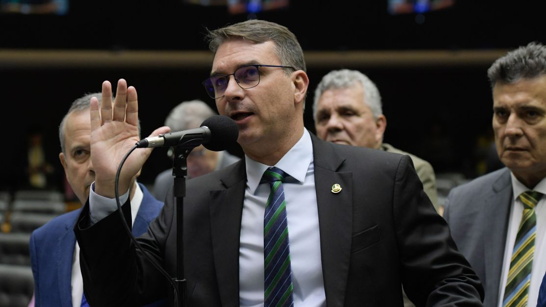 AGU pede que STF rejeite queixa-crime de Flávio Bolsonaro contra Haddad