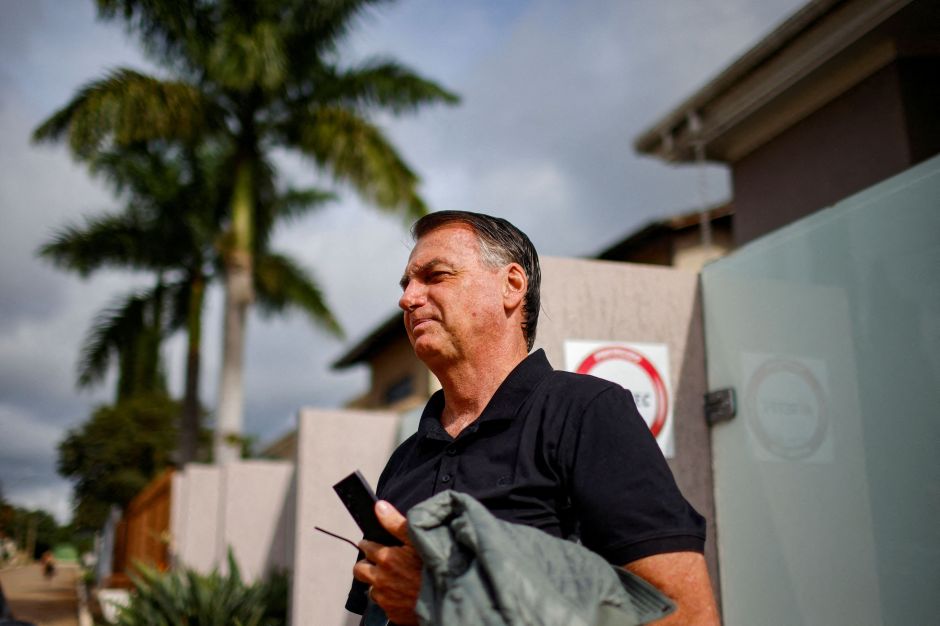Advogado de Bolsonaro: “Quem quer dar golpe autoriza transmissão de poder?“