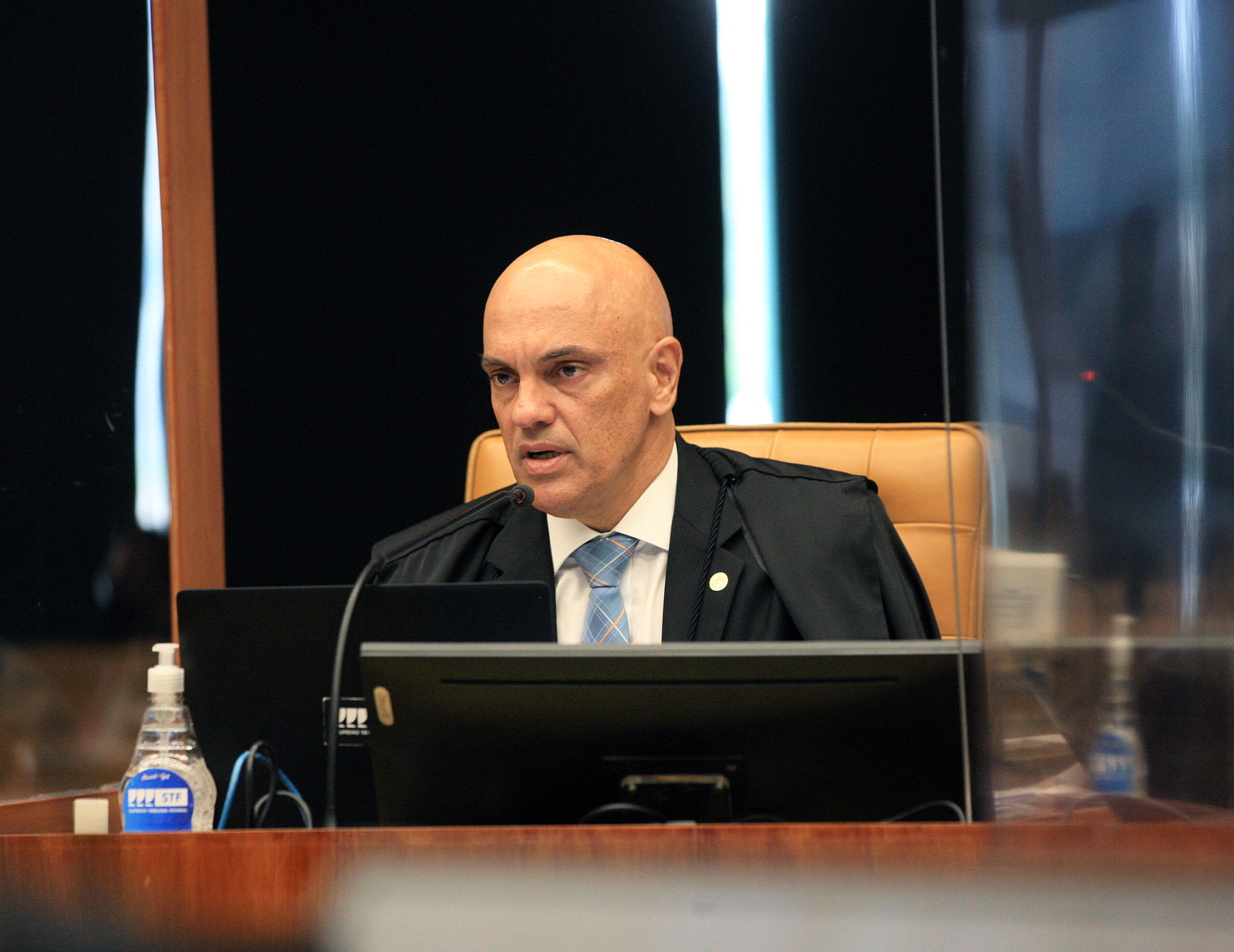 Alexandre de Moraes encerra conta em plataforma de Elon Musk