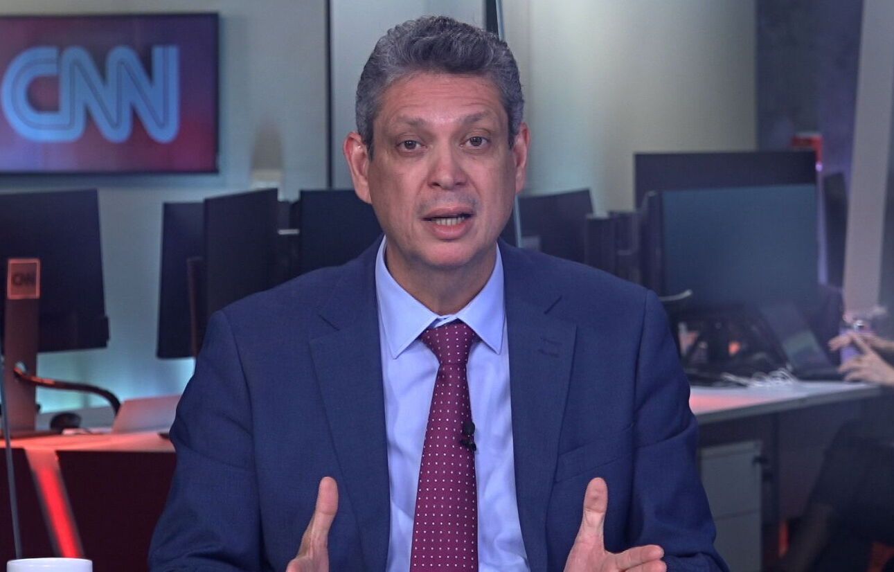 Críticas ao governo são parte da democracia, diz ministro à CNN