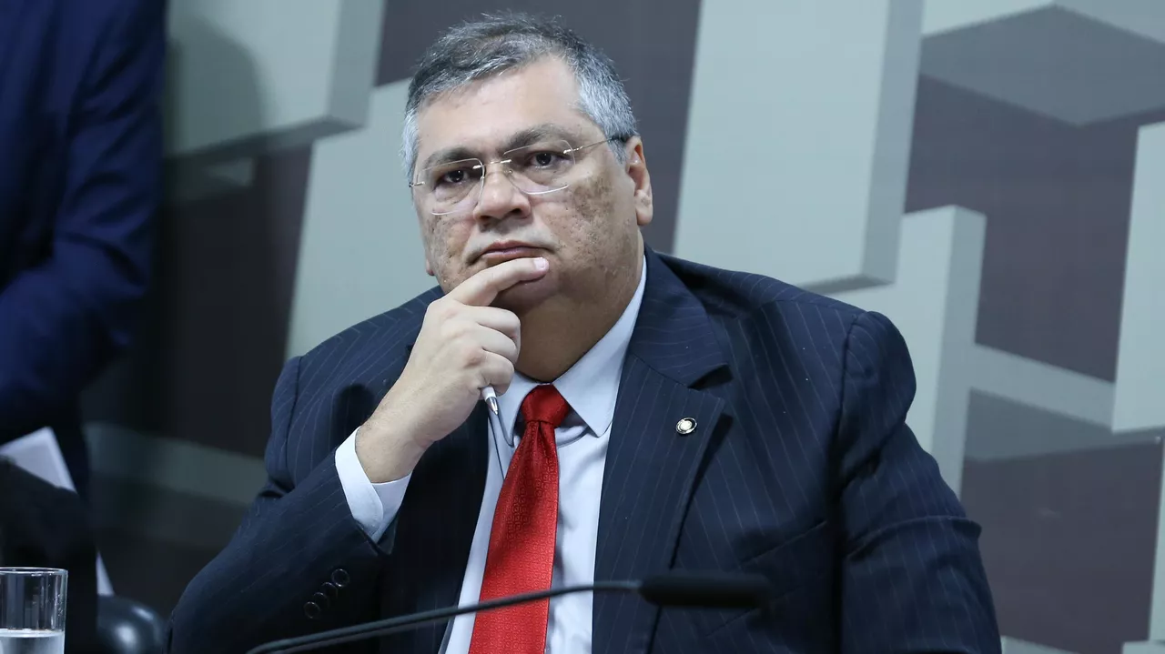 Flávio Dino aceita justificativa do Congresso e STF libera emendas dos parlamentares
