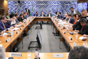 Líderes da Câmara decidem criar comissão para debater voto distrital misto