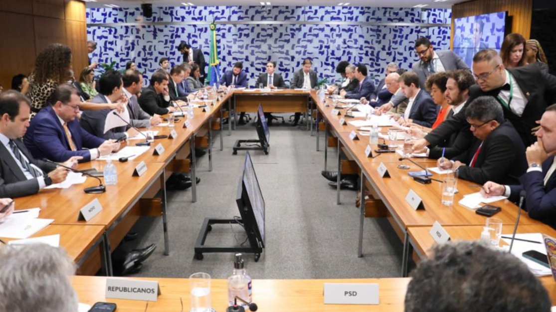 Líderes da Câmara decidem criar comissão para debater voto distrital misto