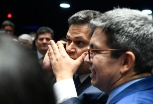 Lula e Bolsonaro parabenizam Alcolumbre por telefone após eleição