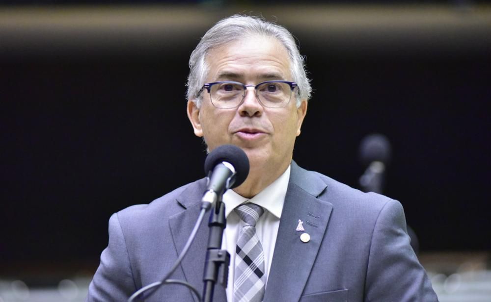 Pec do 6x1 pode causar aumento no custo de vida, diz deputado à CNN