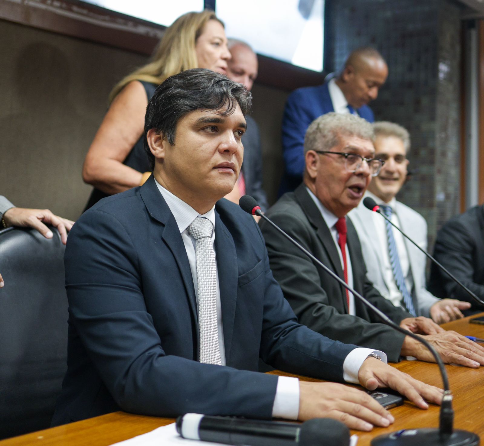 Vitor Bomfim assume bancada da federação na Alba