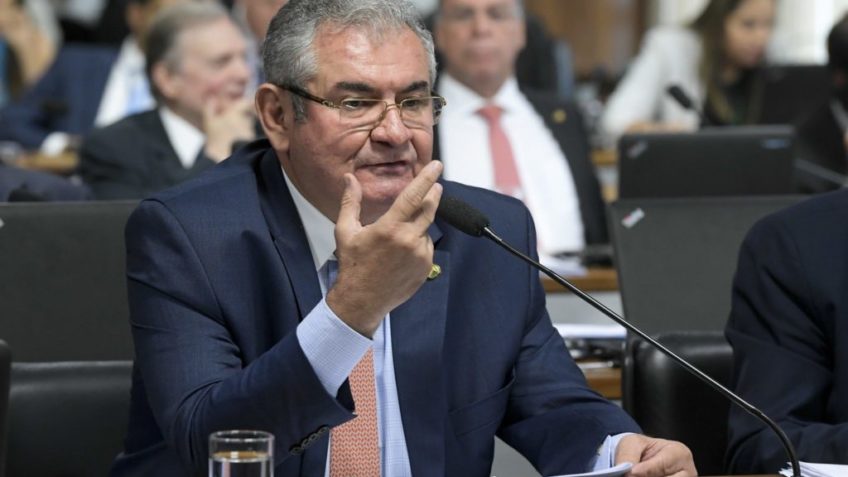 Angelo Coronel se reuniu com Gleisi Hoffmann e Rui Costa para discutir furo no teto do orçamento