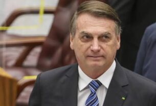 Bolsonaro desembarca em Brasília para acompanhar julgamento