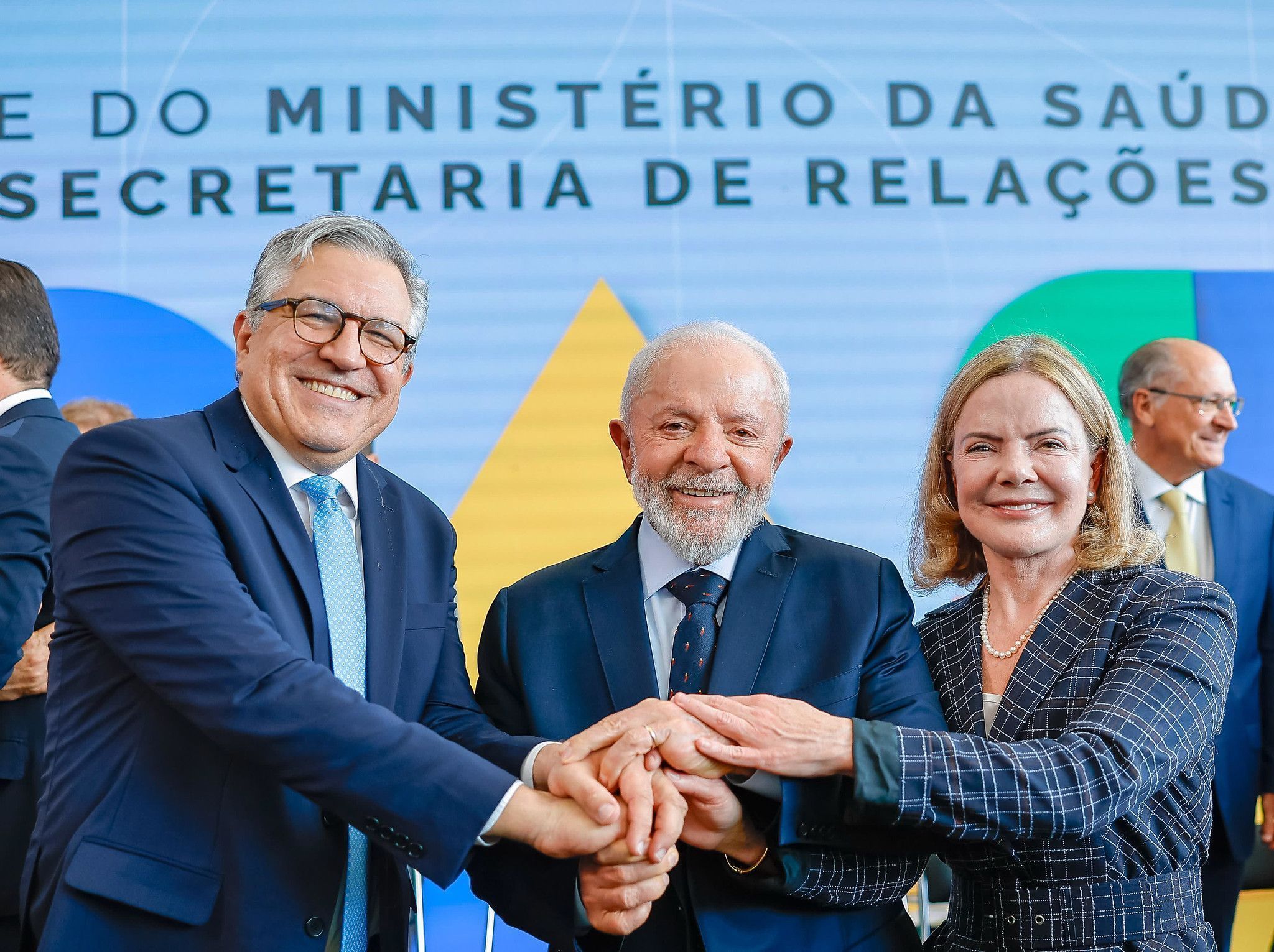 Gleisi faz acenos ao Congresso e agradece Moraes por defesa da democracia