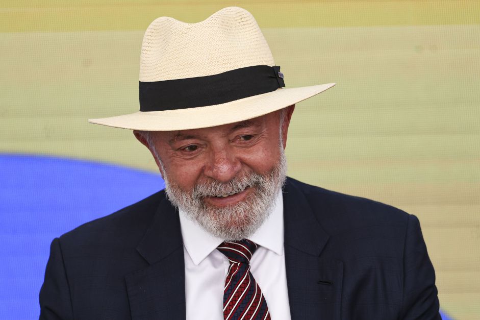 “Já dá para decretar o Carnaval em todo território nacional, né?“, diz Lula