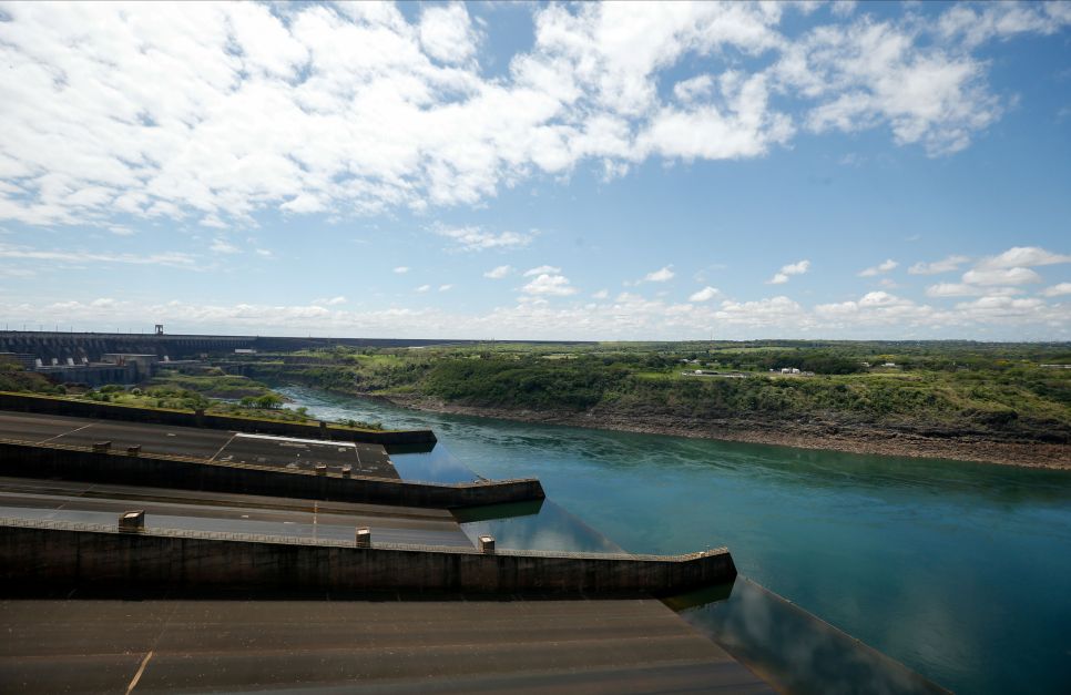 Lula assina decreto para impedir reajuste de 6% em tarifa da Itaipu