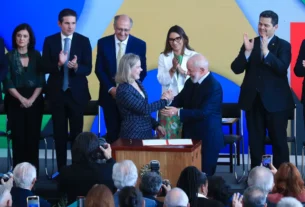 Lula comete gafe ao dizer que colocou 'mulher bonita' na articulação política