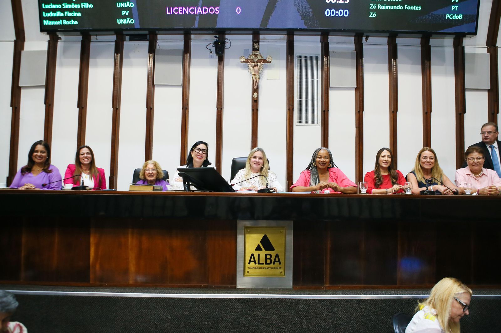 Mulheres protagonizam sessão histórica na ALBA com votação exclusiva de projetos femininos