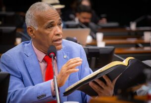 Deputado Pastor Sargento Isidório causa polêmica ao reclamar de abstinência sexual da esposa