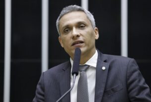 Deputado bolsonarista é detonado nas redes sociais após debochar da morte do papa