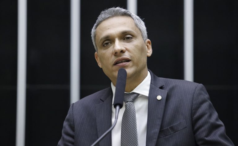 Deputado bolsonarista é detonado nas redes sociais após debochar da morte do papa