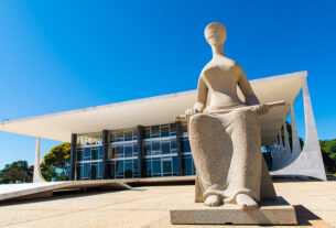 Foto externa do STF em Brasília, com destaque para a fachada ou a estátua da Justiça