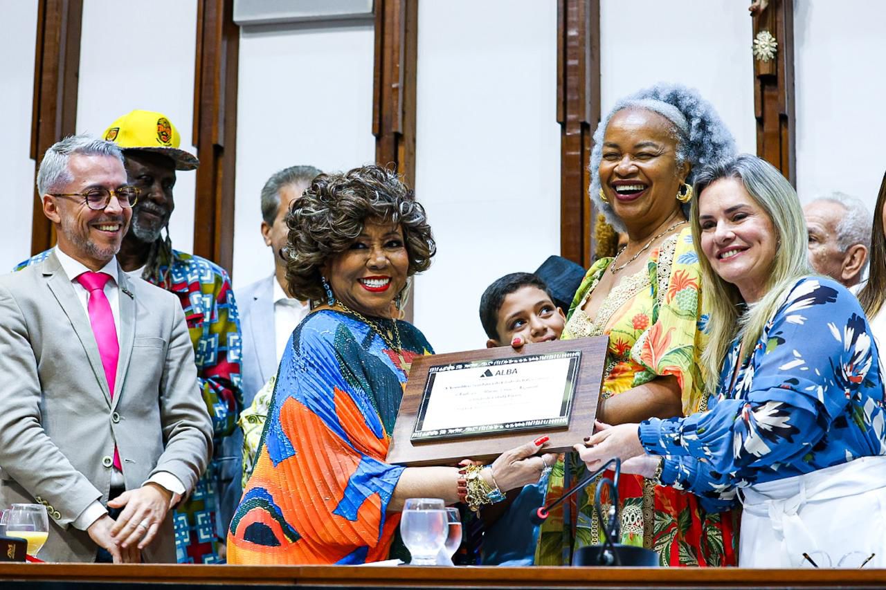 Alcione recebe Título de Cidadã Baiana em homenagem na Assembleia Legislativa
