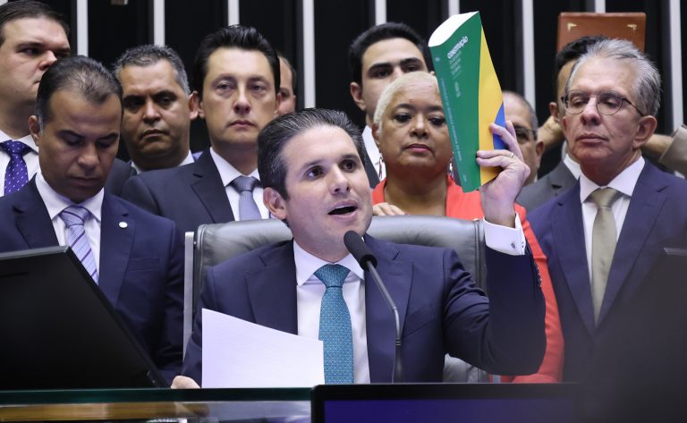 Câmara aprova regime de urgência para projeto que proíbe descontos automáticos no INSS