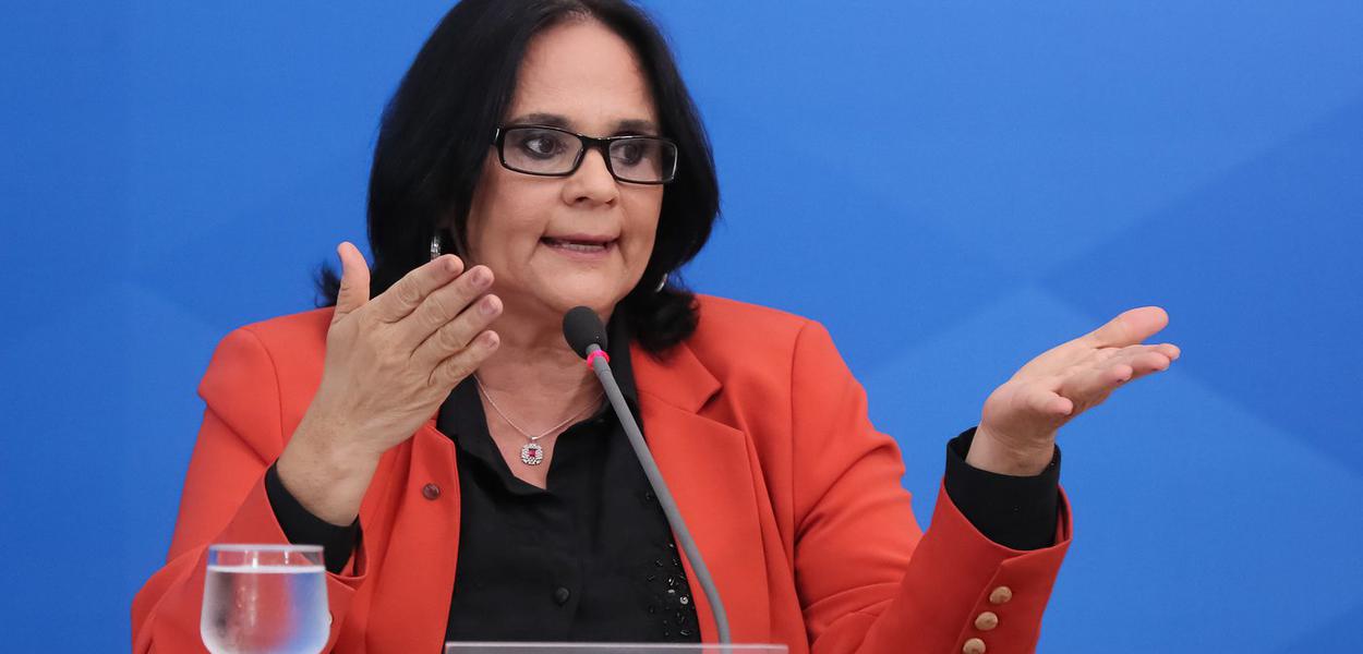 Damares Alves usou fake news e programa federal para beneficiar igrejas no Marajó