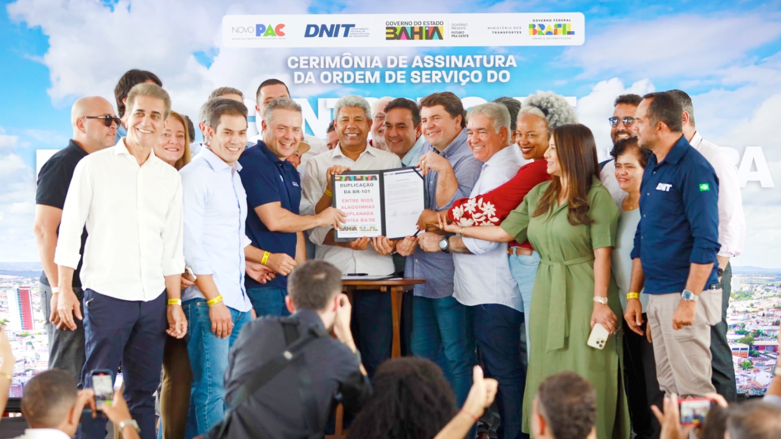Governador Jerônimo Rodrigues e ministro Renan Filho assinam ordem de serviço para duplicação de trecho da BR-324 em Feira de Santana