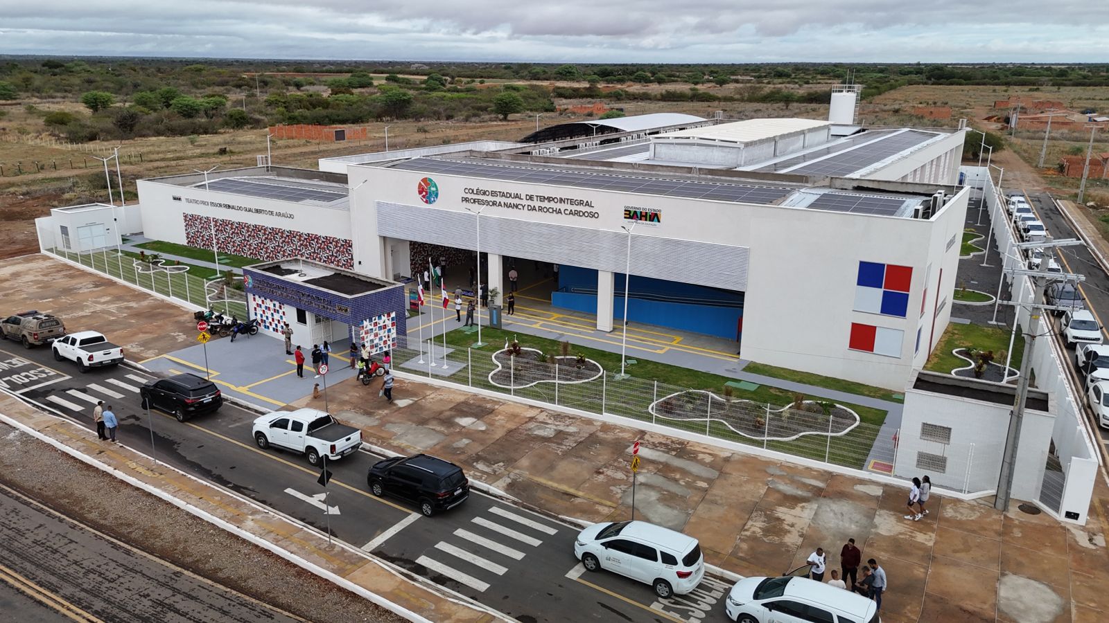 Governo da Bahia inaugura colégio de tempo integral e anuncia pacote de obras em América Dourada