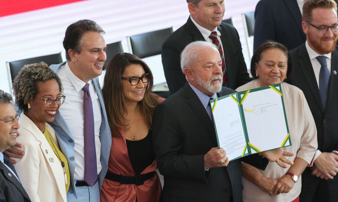 Janja ironiza Michelle Bolsonaro e diz que “não é um biscuit de porcelana”