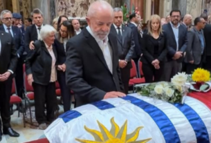 “Pessoas como ele não morrem”, diz Lula em despedida de Mujica no Uruguai