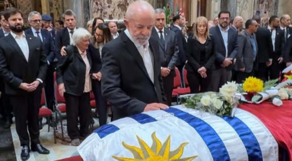 “Pessoas como ele não morrem”, diz Lula em despedida de Mujica no Uruguai