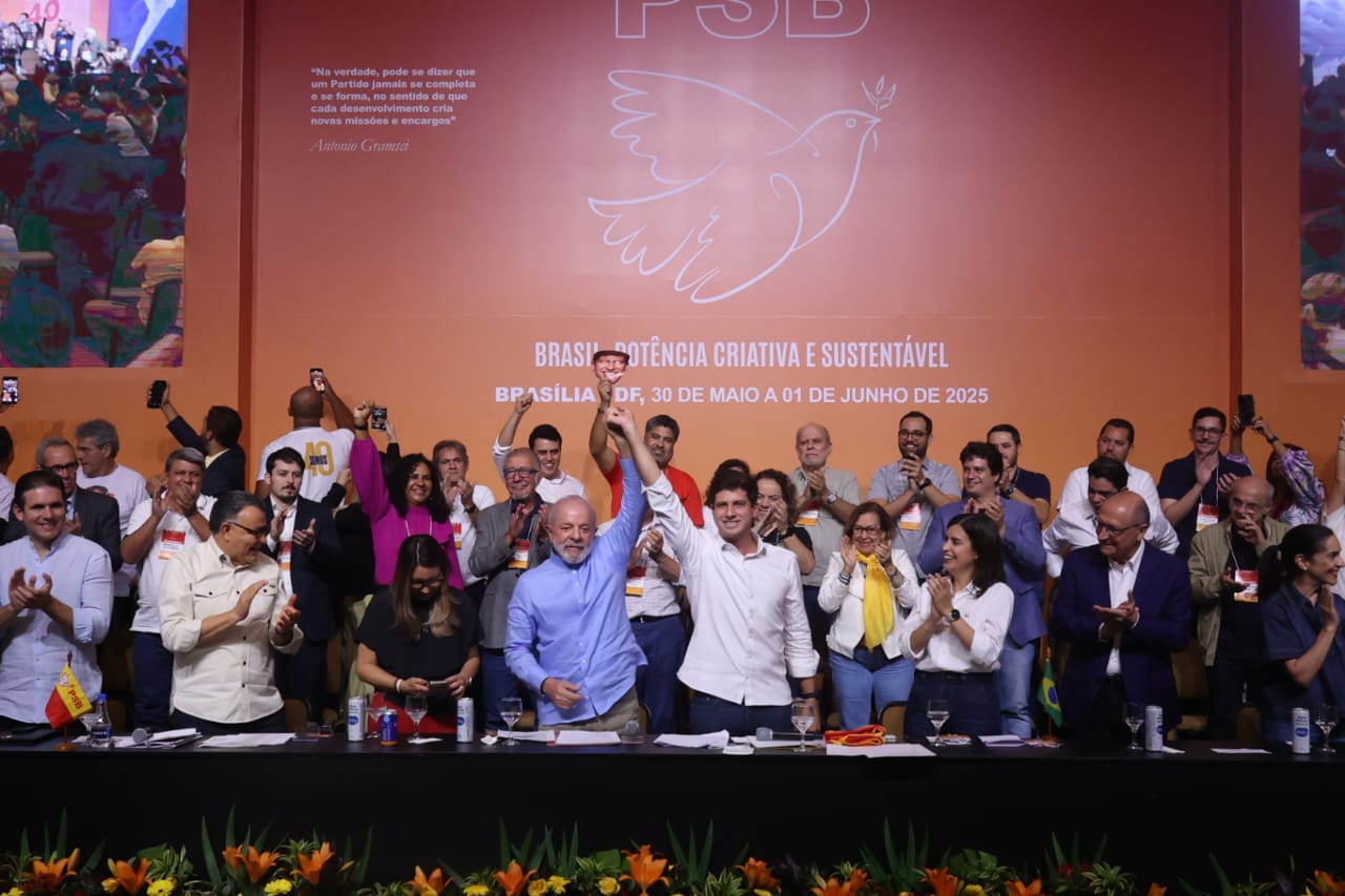 Com a presença de Lula, João Campos é eleito presidente nacional do PSB 