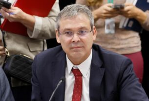 Líder do PT pede tornozeleira eletrônica e restrições a Bolsonaro após Zambelli deixar o Brasil