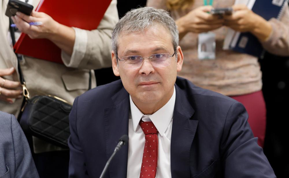 Líder do PT pede tornozeleira eletrônica e restrições a Bolsonaro após Zambelli deixar o Brasil